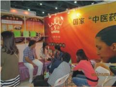 养生展上外国游客选择皇森泥灸